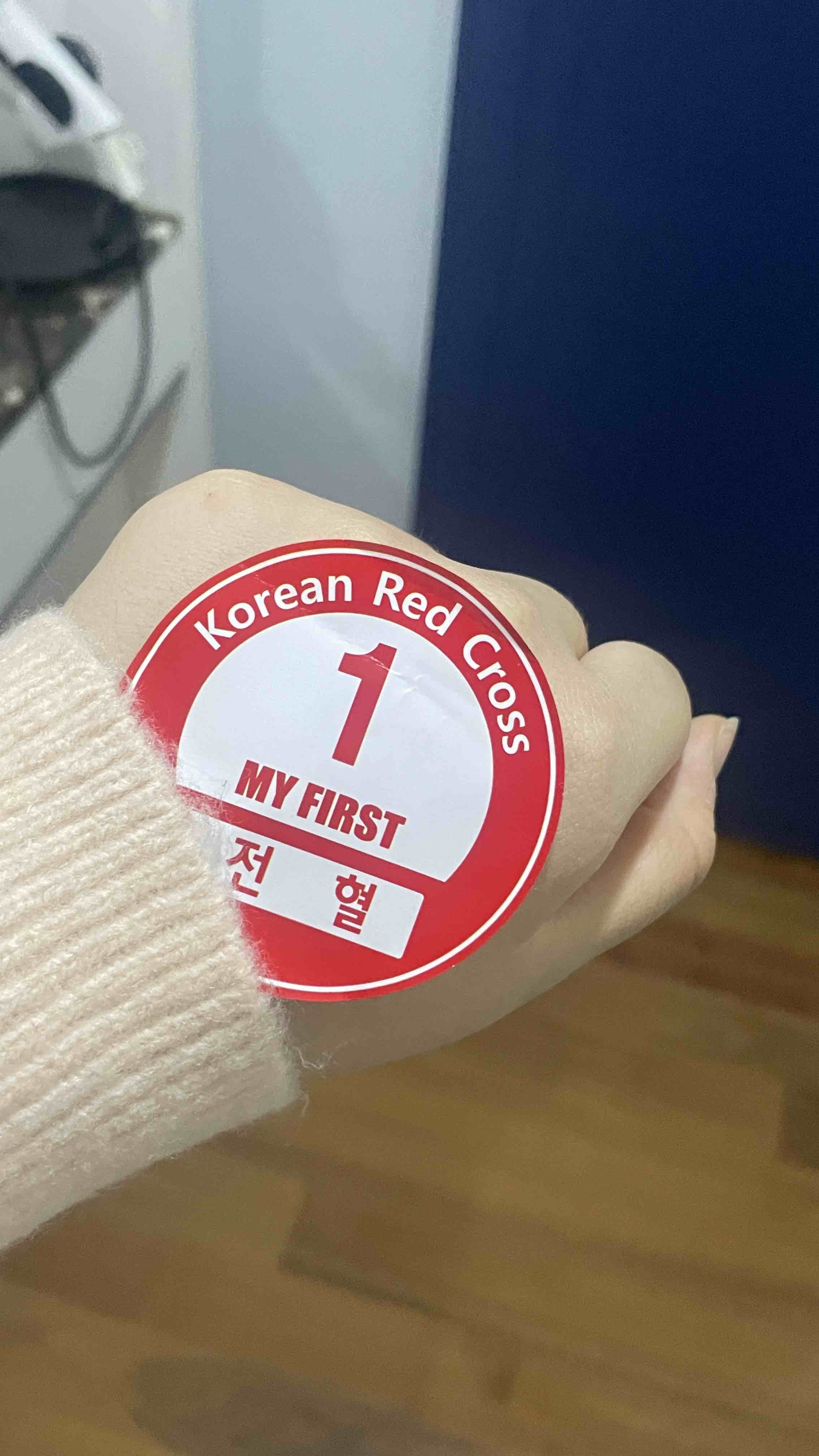 제 버킷리스트였던 헌혈을 오늘 처음 했습니다 ㅎㅎ
내년이면 성분헌혈도 가능하다니 빨리 생일이 지나갔음 좋겠다는 생각이 드네여..ㅎㅎ 
저도 100번 200번 헌혈하고 싶어요!! 어서 빨리 8주가 지나고 다시 헌혈 할 수 있는 기회가 왔음 좋겠네요..
아 그리고 ABO프렌즈 가입하고 싶은데 그냥 동네 헌혈의 집 찾아가면 되는건가요?