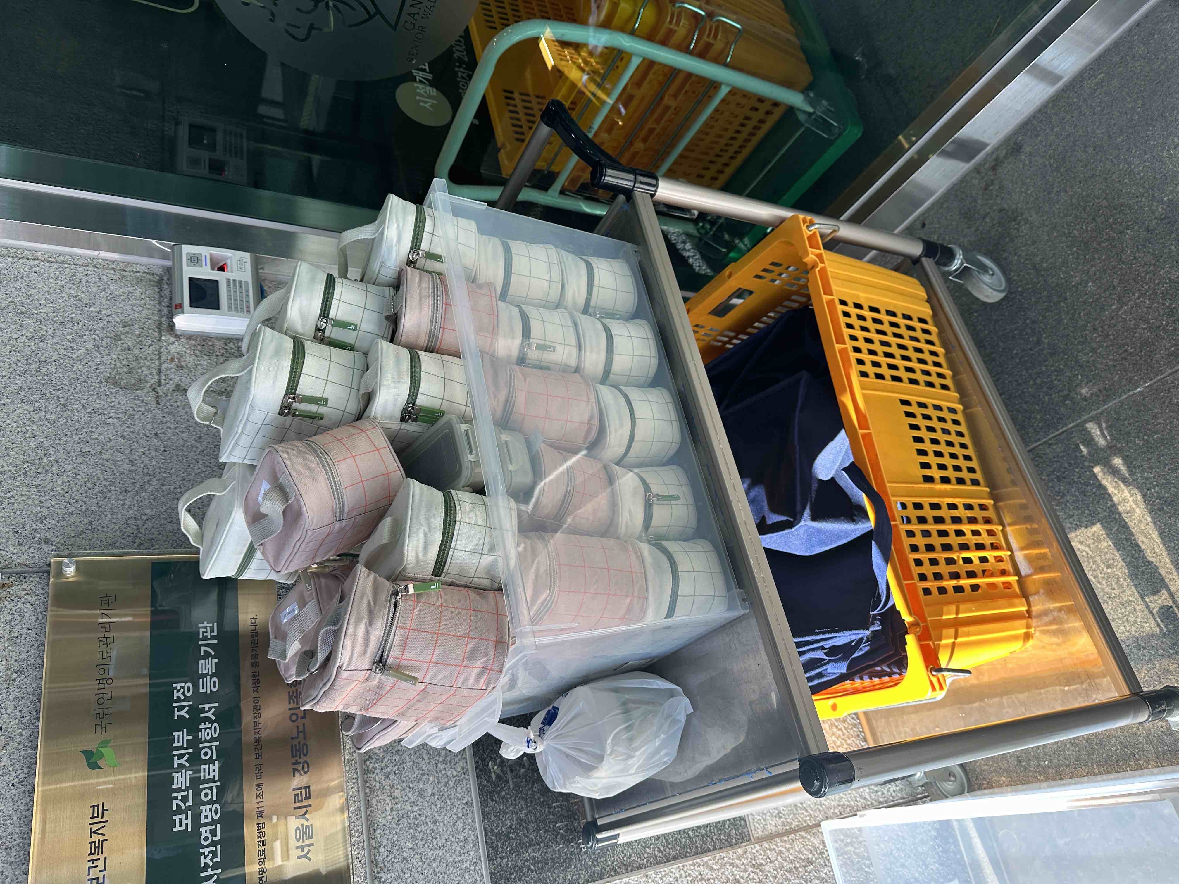 이번에 2번째 봉사활동으로 도시락봉사&안부묻기 봉사활동을 했는데 어르신분들이랑 얼굴 뵐 수 있어서 좋았고 뜻깊은 시간이었습니다 ㅎㅎ 다음에 기회가 있으면 또 참여하고싶어요!!