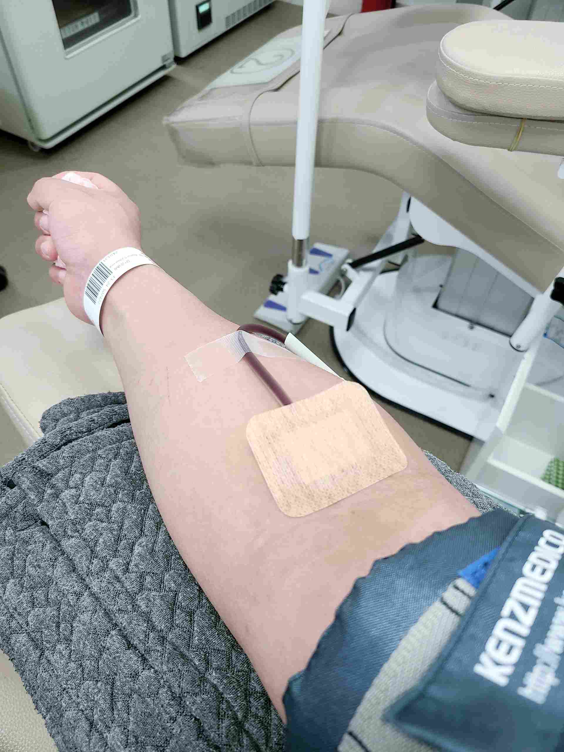 헌집 가는길에 자전거로 40km/h 넘게 과속해서 맥박이 좀 높았지만 성공!

진주센터 10회 연속 왔네요ㅎ

근데 3회 언제채우나용..