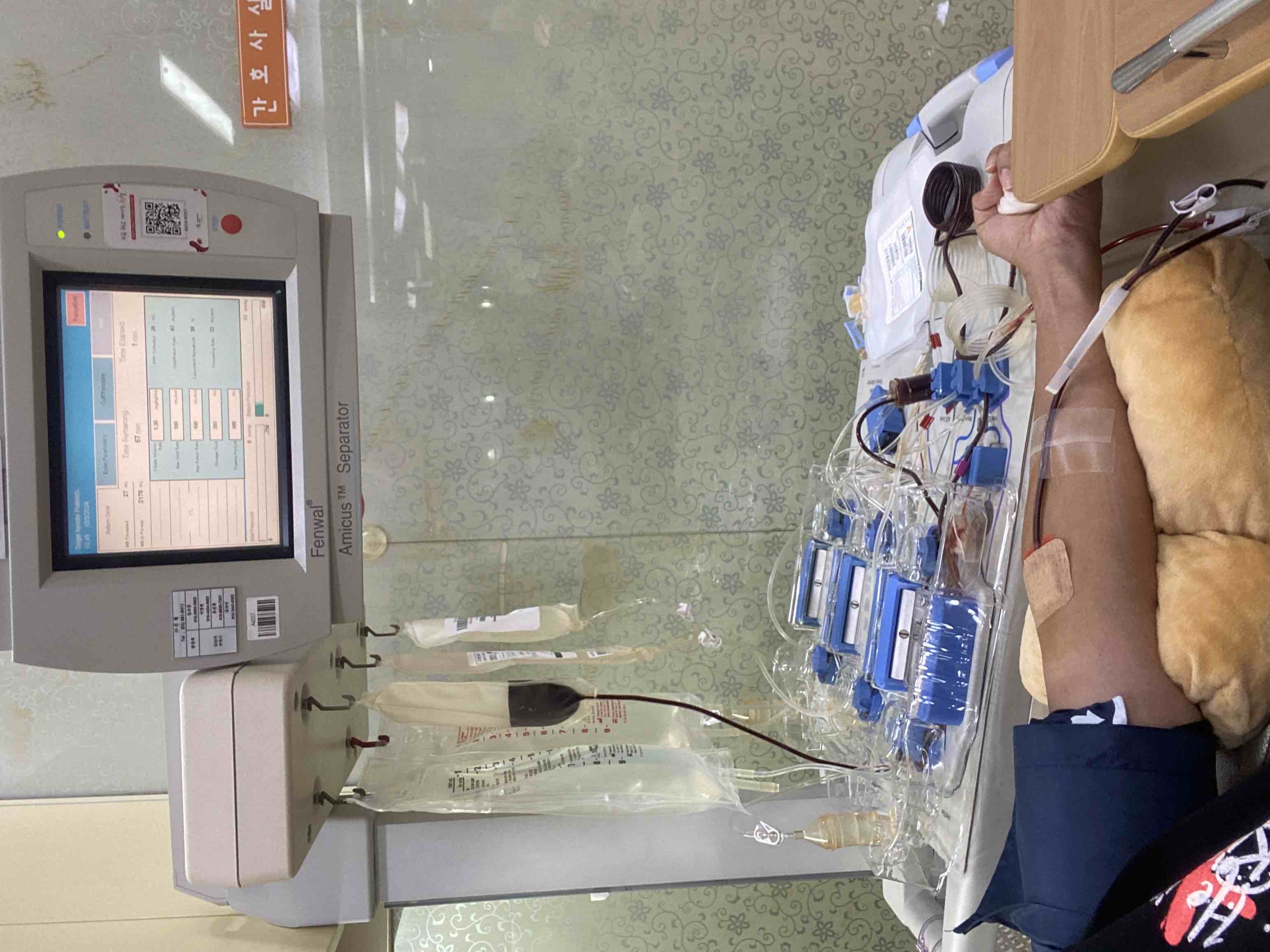 헌집 10회후 첨으로 현카를 가봤습니다.
헌집보다 좀 오래됐다는 느낌이 들더군요. 그래선지 헌혈자도 적은듯하구요(지점마다 다른지 모르겠습니다).
헌집서는 트리마만 했었는데, 헌카 아미커스 1회차 느낌은 더 잘맞는 듯했습니다. 간호사님도 수시로 불편한데 없냐고 물어봐주시구요. 헌카도 지원이 많이 되어서 더 좋은 근무/헌혈 환경이 되면 좋겠네요. 이집저집 15/15 찍어봐야겠어요.