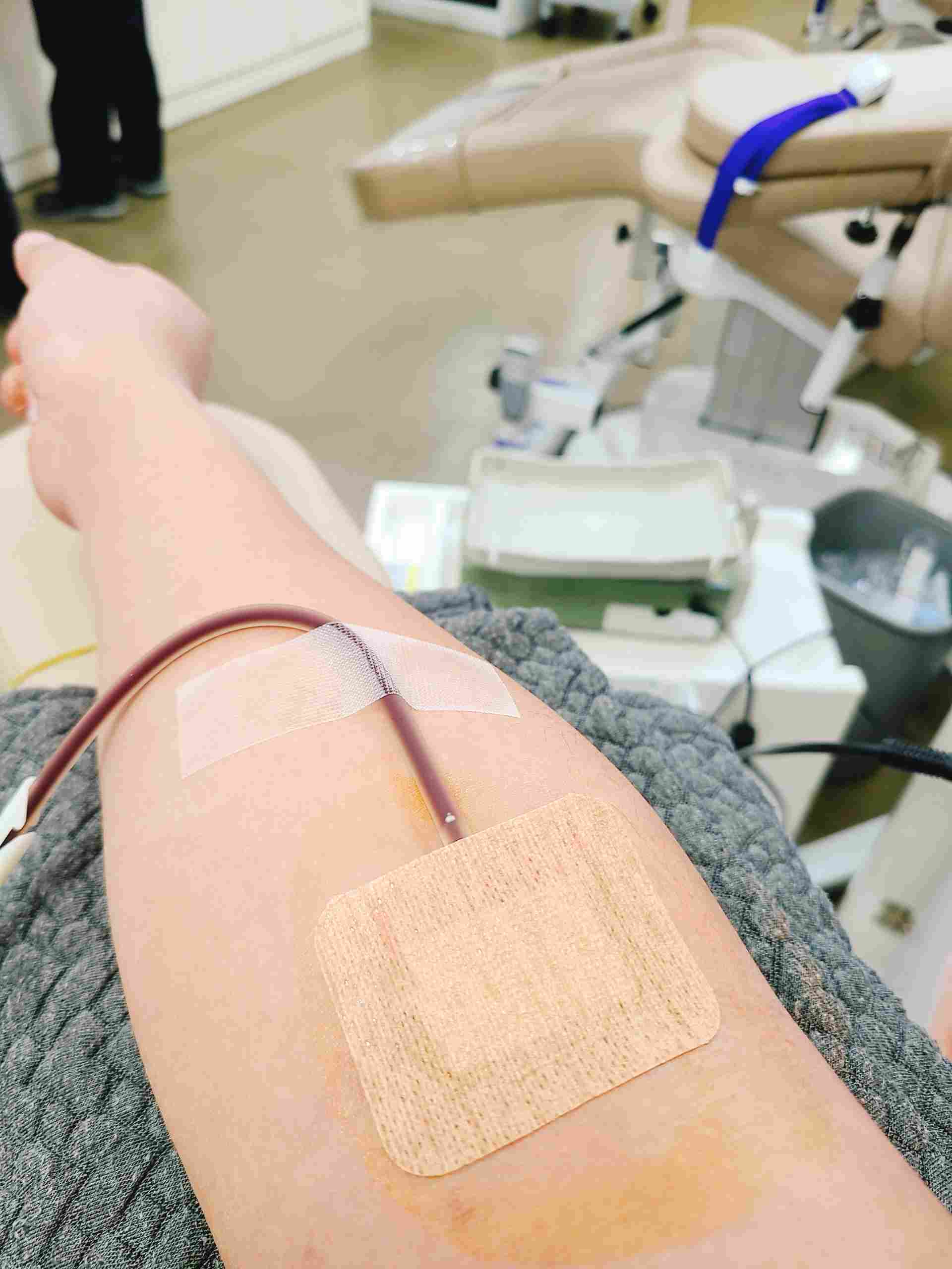 1.5년만에 뵌 간호사 여사님이 문진도 잘 해주시고 간호사누님이 바늘도 안아프게 꼽아서 잘 하고 갑니다ㅎ
바늘 박히면서 비명 안지른건 처음.,
진주센터 7번 연속으로 온 단골이라 저 입장하자마자 다 알아보시네요ㅎㅎ