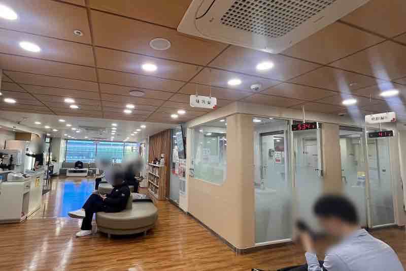 크리스마스 이브 오후 4시에 강남헌혈센터에 들렸는데 헌혈자분이 너무 많아 40분이나 기달렸습니다. 보기에 참 좋네요.