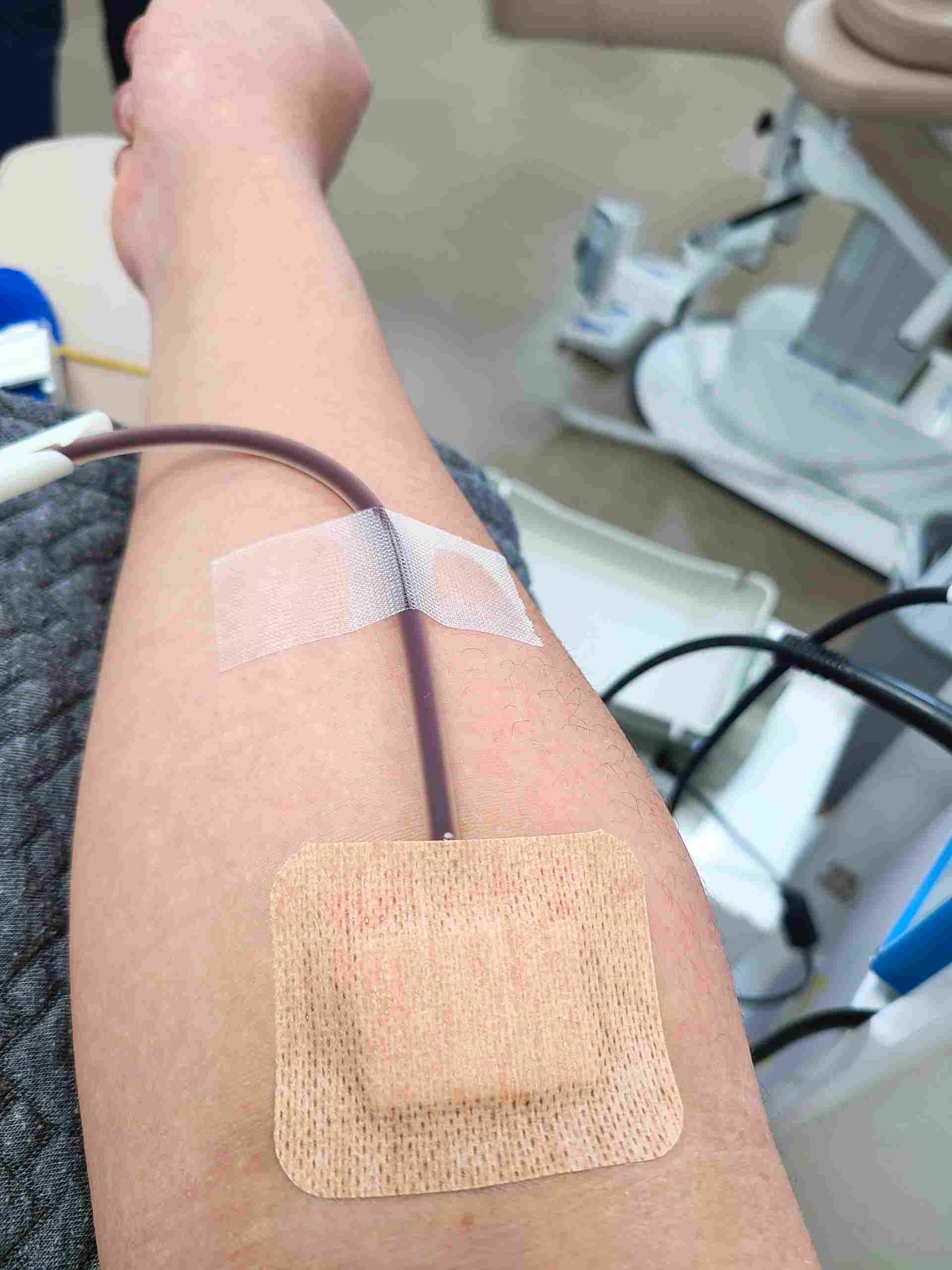 자전거로 진양호 둘레 60km나 달리고 헌혈왔습니다ㅎ

진주센터에 6번 연속으로 와서 그런지 채혈 담당 간호사누님이 저 헬멧쓴거 보고 바로 알아보시네요😀

음식점도 단골이 있듯이 헌혈의집도 여길 단골로 둬야겠습니다😀