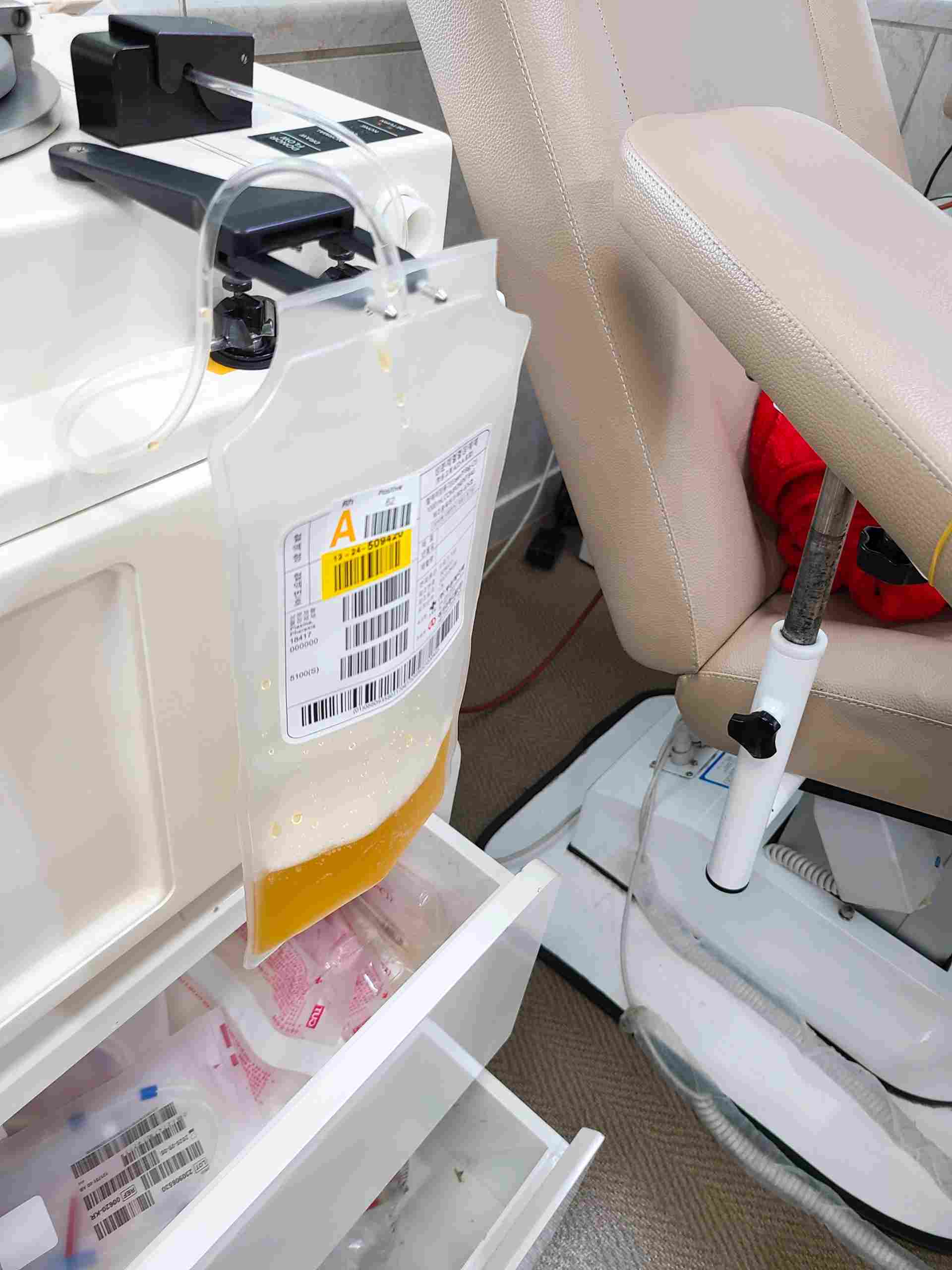 자전거로 진양호 둘레 60km나 달리고 헌혈왔습니다ㅎ

진주센터에 6번 연속으로 와서 그런지 채혈 담당 간호사누님이 저 헬멧쓴거 보고 바로 알아보시네요😀

음식점도 단골이 있듯이 헌혈의집도 여길 단골로 둬야겠습니다😀