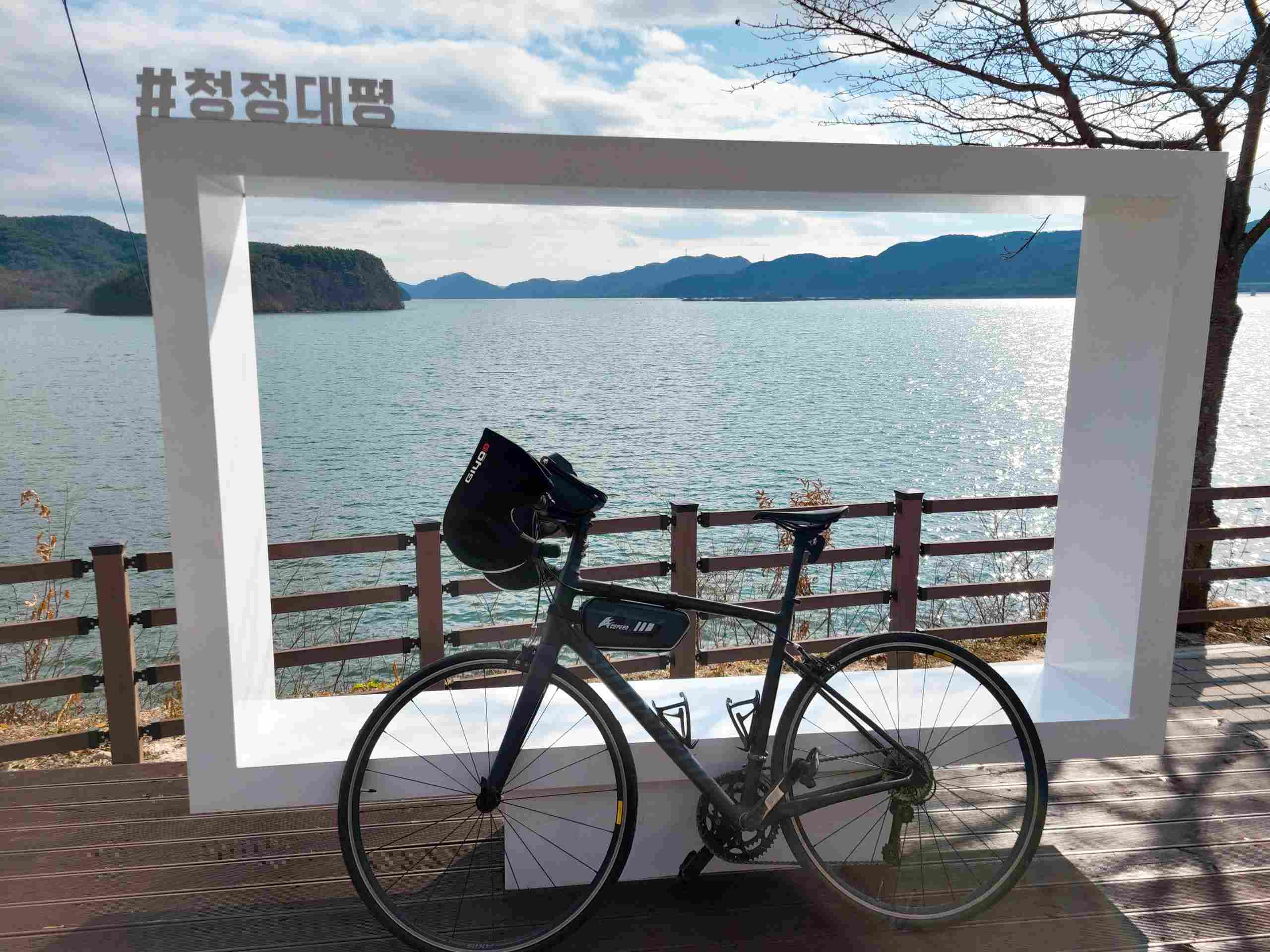 자전거로 진양호 둘레 60km나 달리고 헌혈왔습니다ㅎ

진주센터에 6번 연속으로 와서 그런지 채혈 담당 간호사누님이 저 헬멧쓴거 보고 바로 알아보시네요😀

음식점도 단골이 있듯이 헌혈의집도 여길 단골로 둬야겠습니다😀